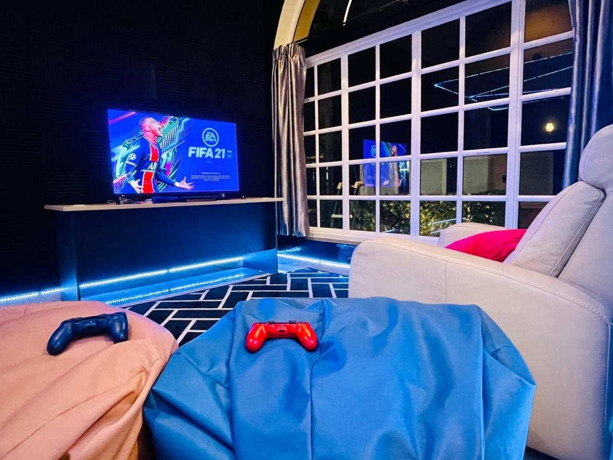 Trendy Family Getaway By Stayco - Mini-Pool, Outdoor Cinema, Air Loft, Ps4, Ktv - Just 2 Mins To Beach! Бату-Феррінгі Екстер'єр фото