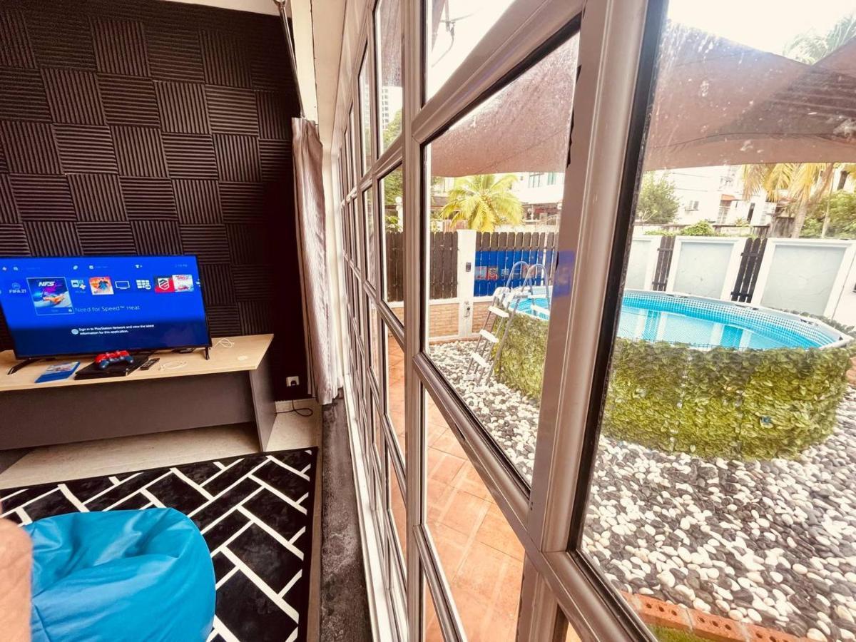 Trendy Family Getaway By Stayco - Mini-Pool, Outdoor Cinema, Air Loft, Ps4, Ktv - Just 2 Mins To Beach! Бату-Феррінгі Екстер'єр фото