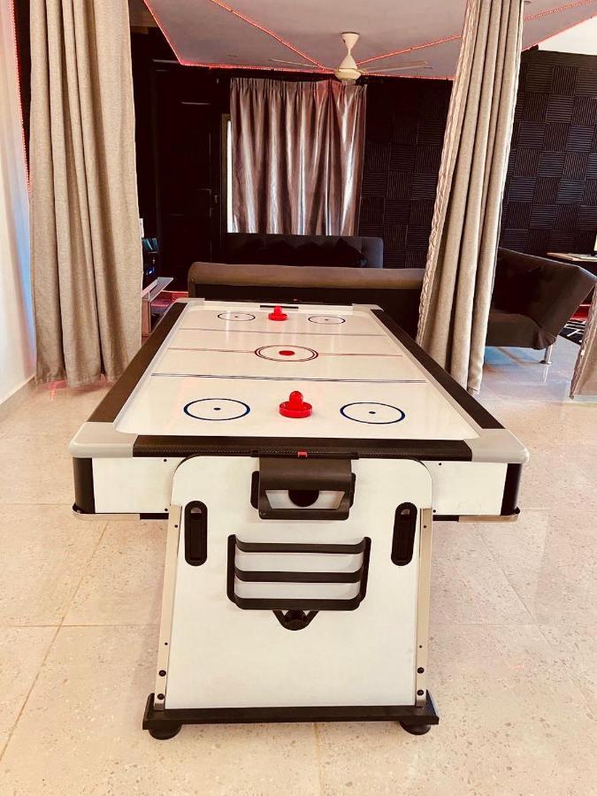 Trendy Family Getaway By Stayco - Mini-Pool, Outdoor Cinema, Air Loft, Ps4, Ktv - Just 2 Mins To Beach! Бату-Феррінгі Екстер'єр фото